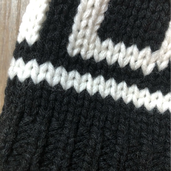 Black & White CANADA Toque - Picture 3 of 11